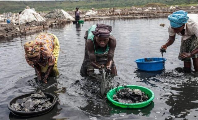 Salt mining at lake Katwe