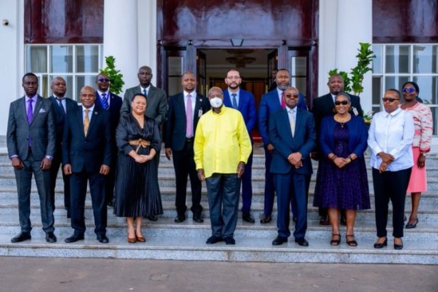 Museveni takes a photo with a team from African Peer Review Mechanism
