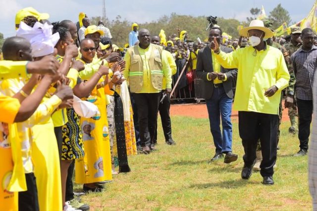 Museveni arriving in Mbale City for the final campaign in Bugisu Sub Region