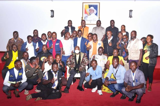 Journalists from Bunyoro Sub-region take a photo with Museveni