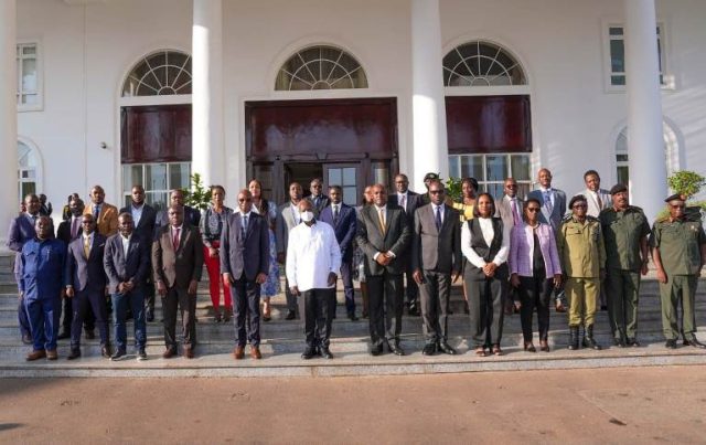 Museveni takes a photo with a delegation from DRC