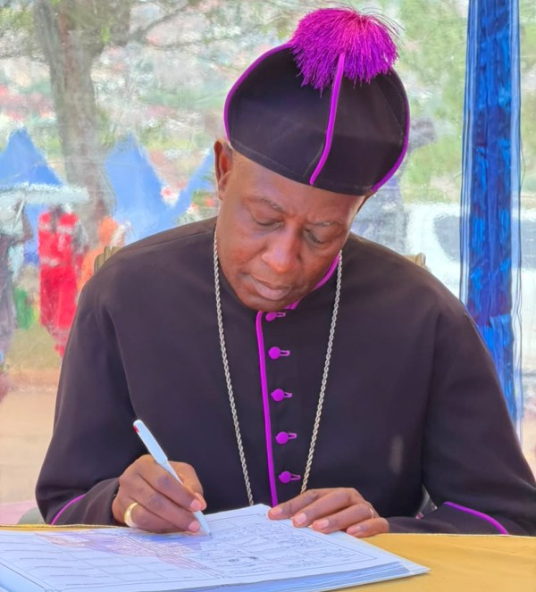 Kaziimba Mugalu sign a condolence book at Karuzika Palace