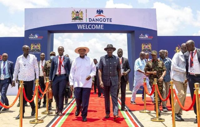 Museveni being received in Kenya by President William Ruto